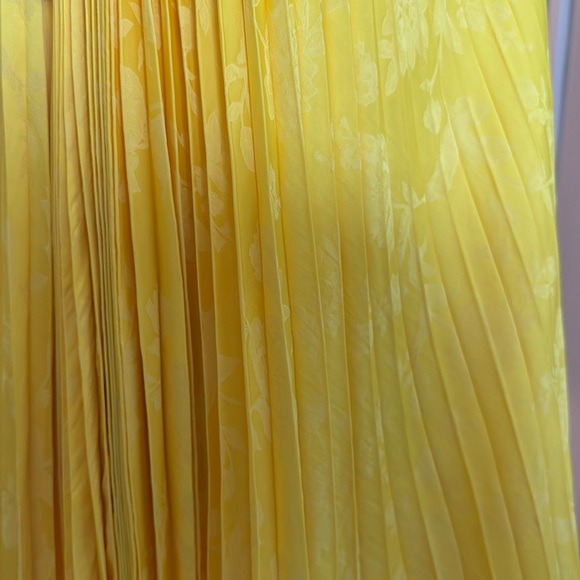 Yellow accordion one shouldered dress - Picture 2 of 3